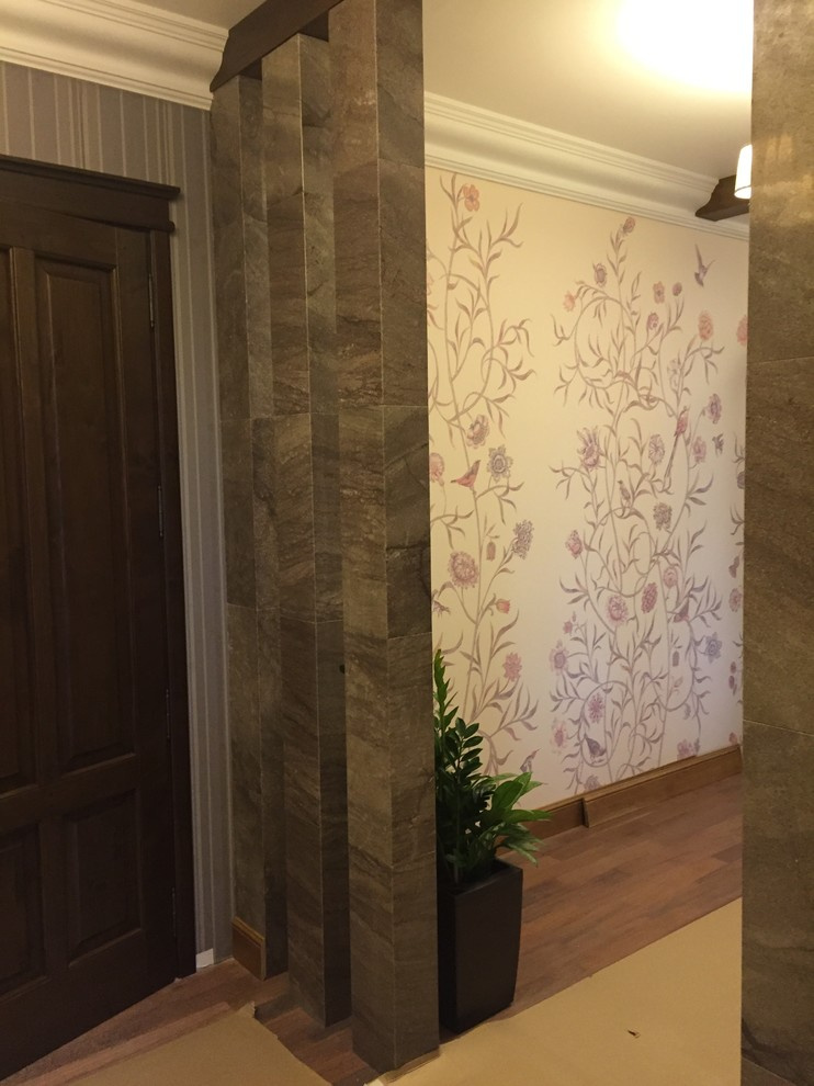 Каменные колонны в коридоре квартиры