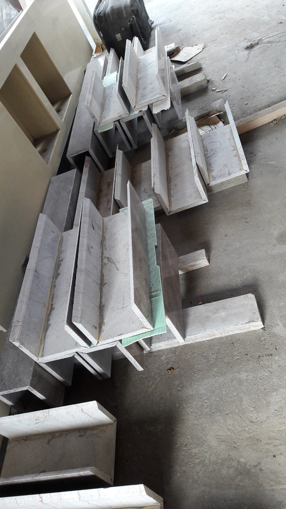 Каменные колонны в коридоре квартиры