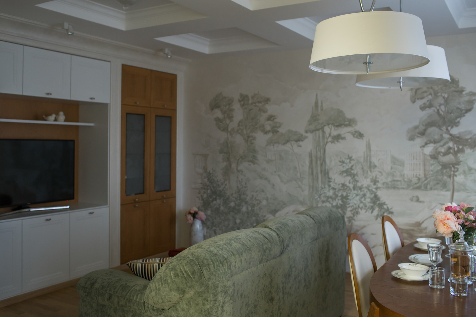 Городская кухня с лесным пейзажем