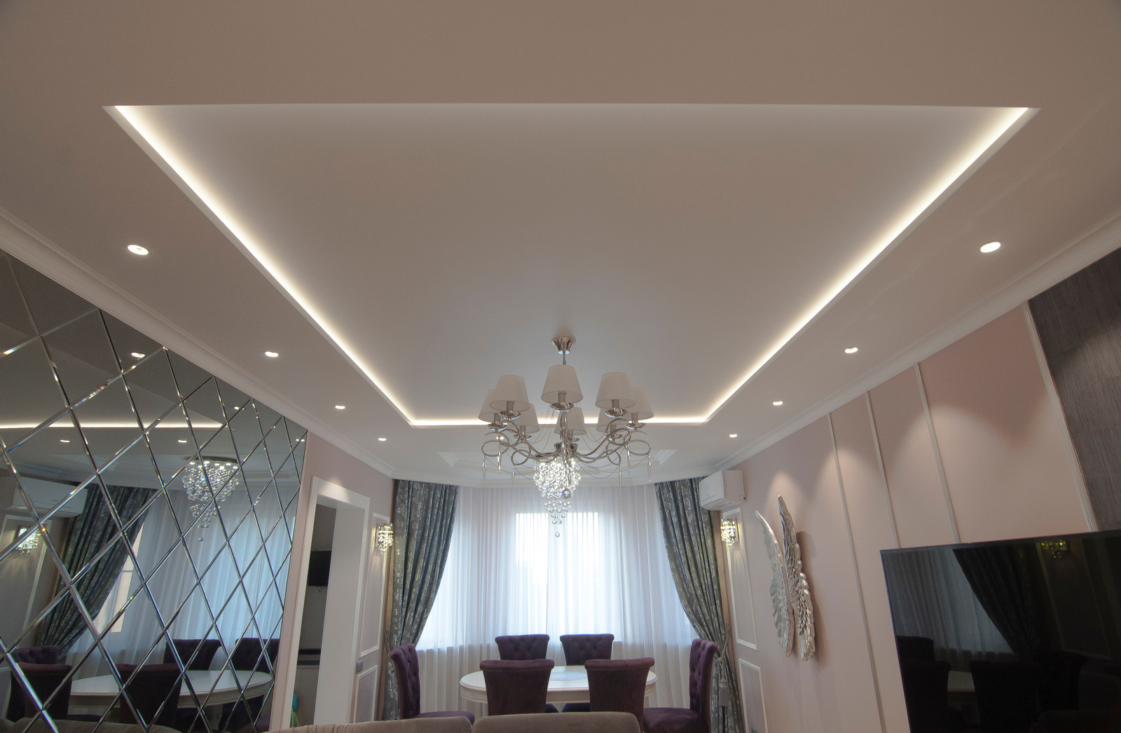 Потолок в гостиной.