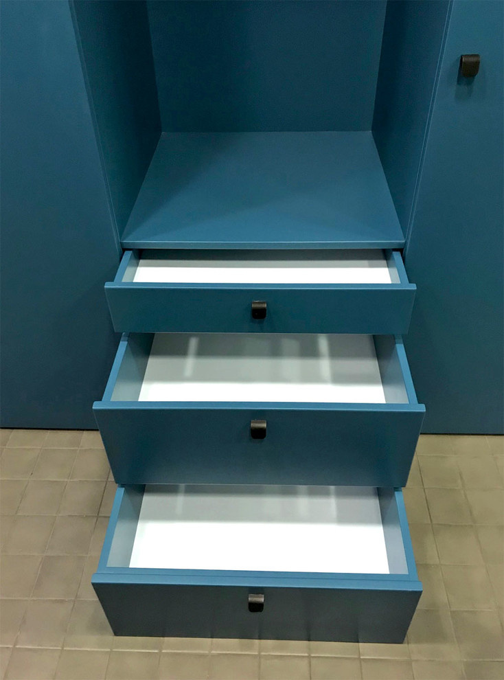 Шкаф в прихожей в квартире студии