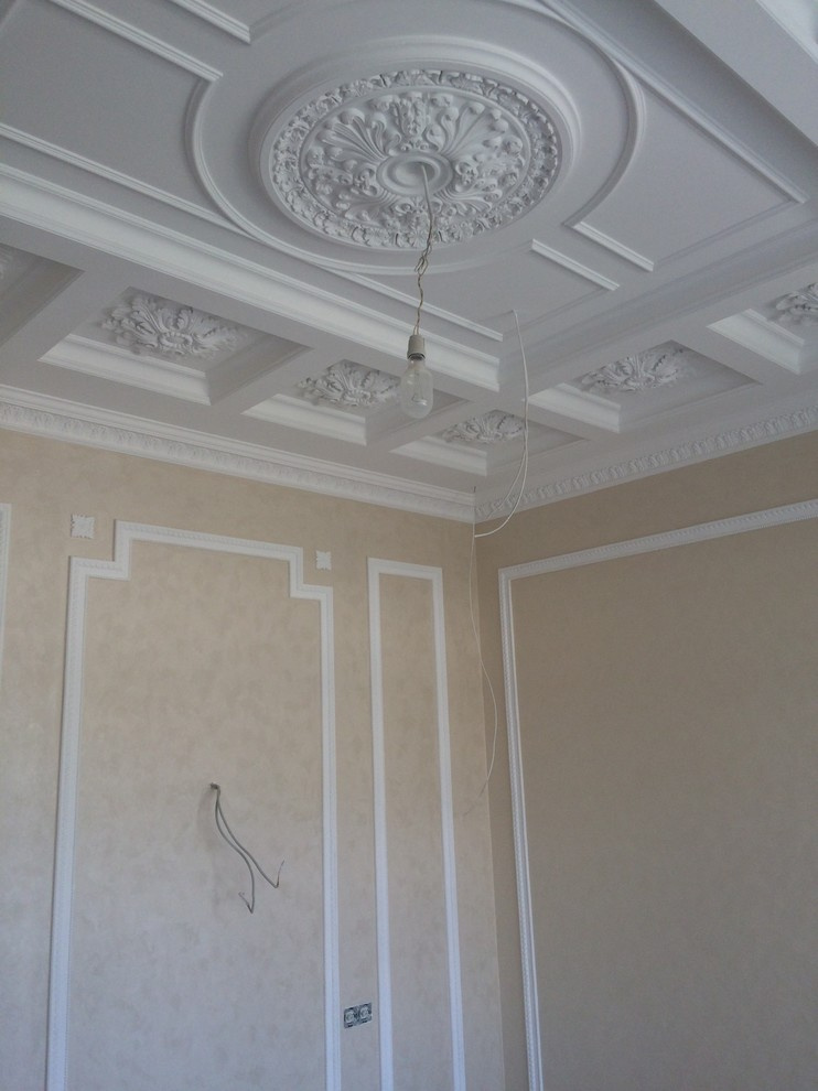 внутренняя отделка с элементами лепнины