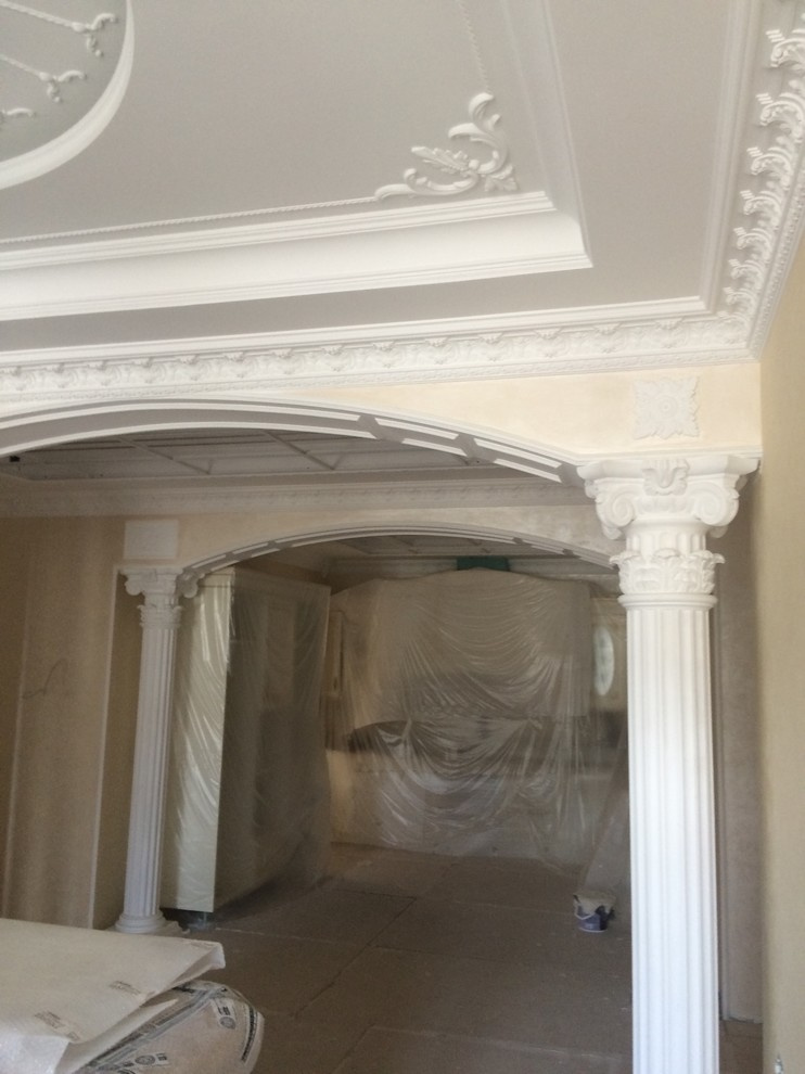 внутренняя отделка с элементами лепнины