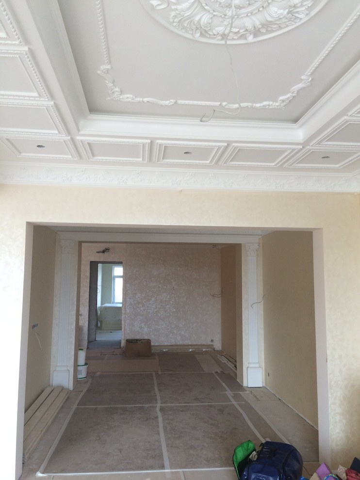 внутренняя отделка с элементами лепнины