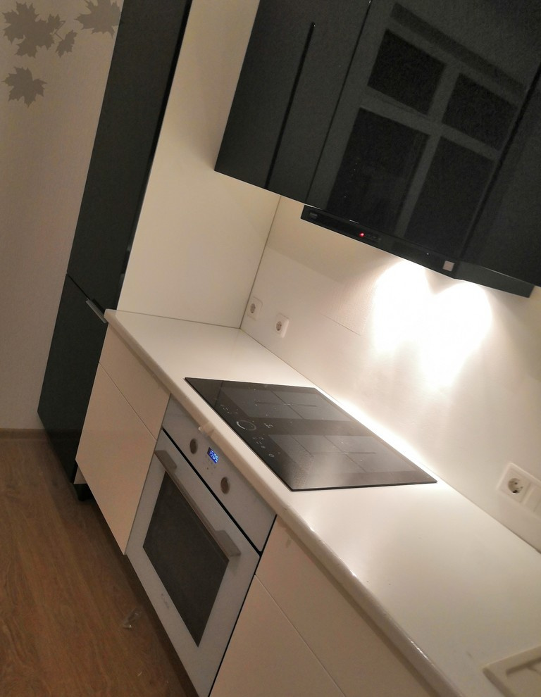 Подвесная глянцевая кухня