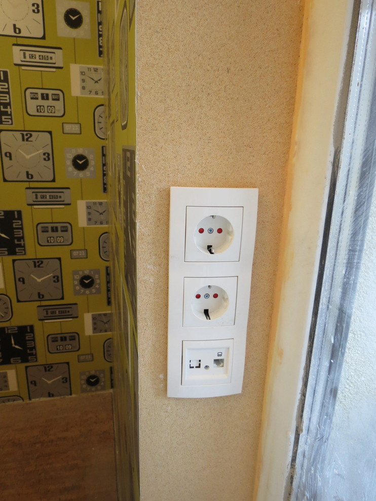 Розетки на откосе окна.