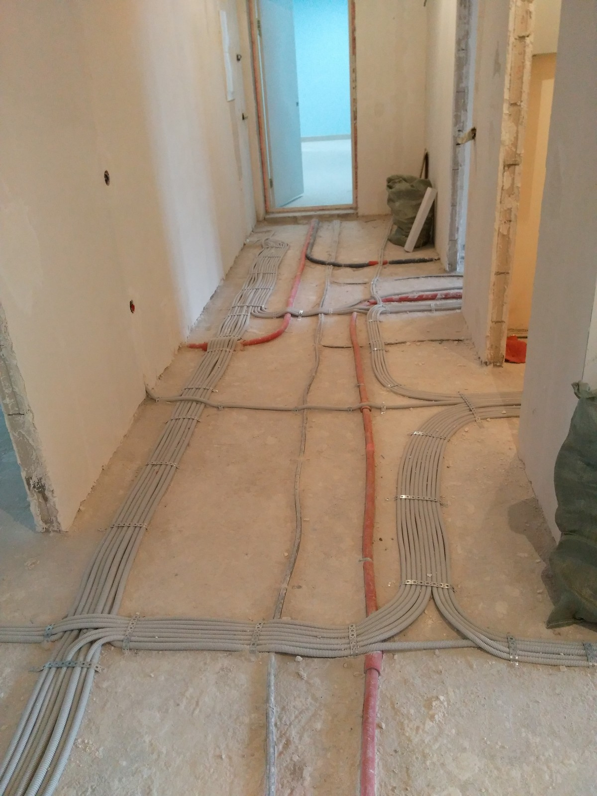 Силовые и слаботочные линии в коридоре.