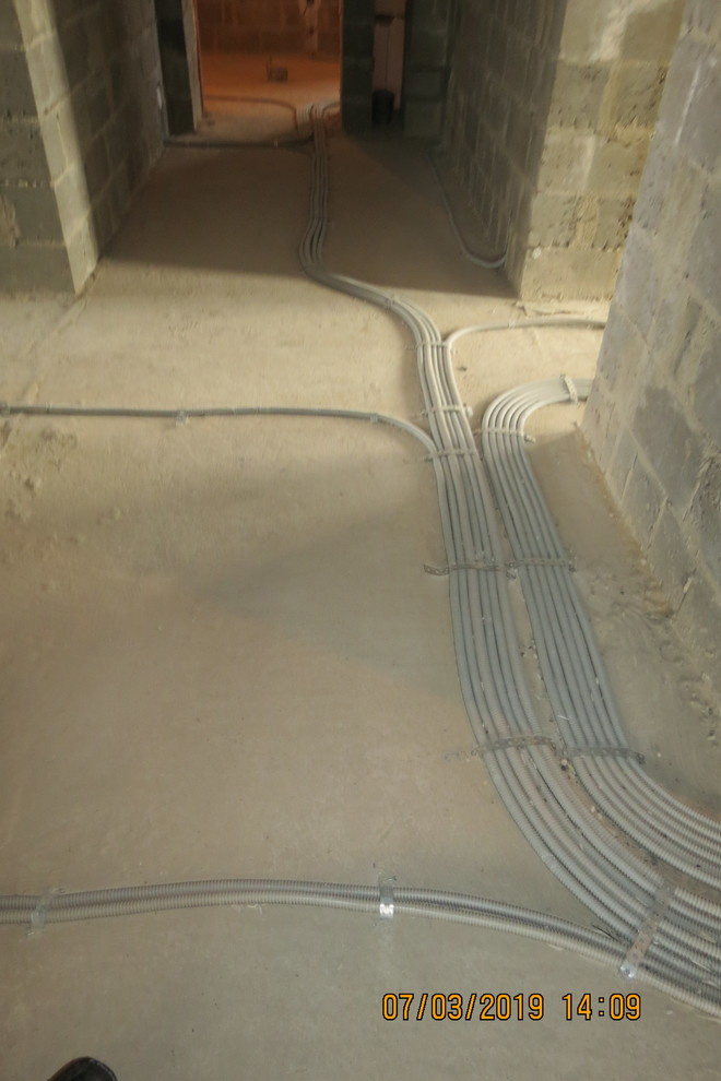 Разводка силовых линий по полу.