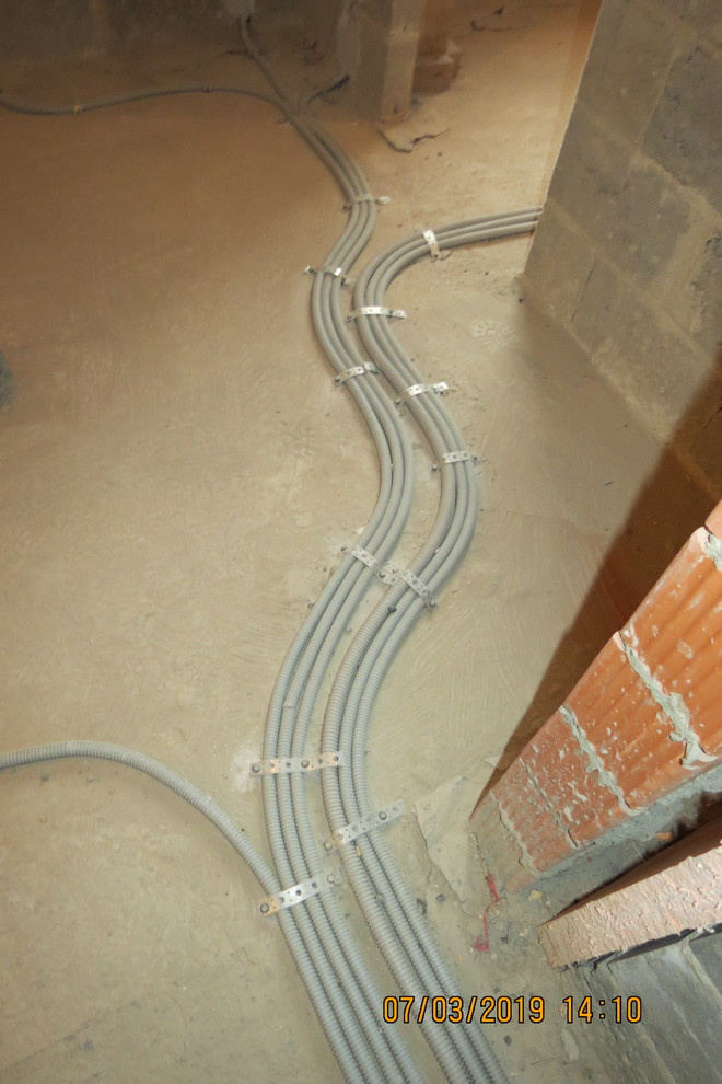 Разводка силовых линий по полу