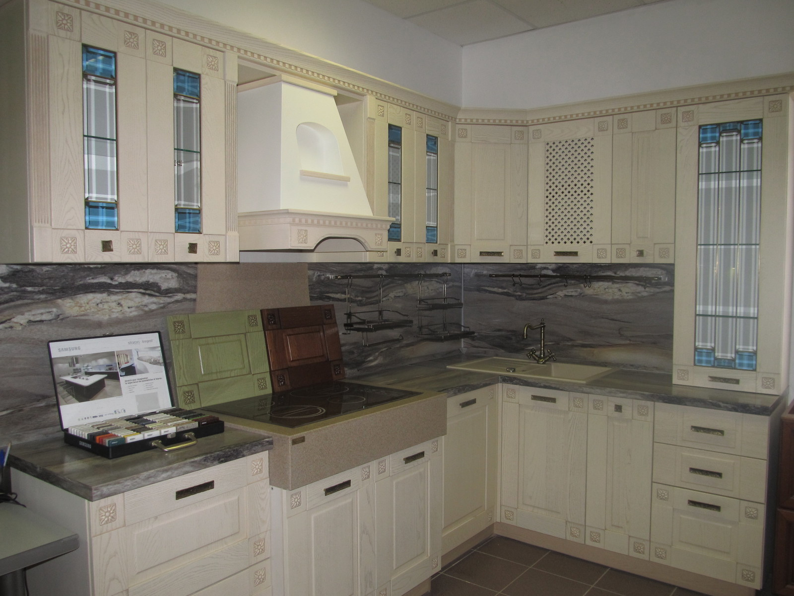 Кухня "Анже"  /  светлая