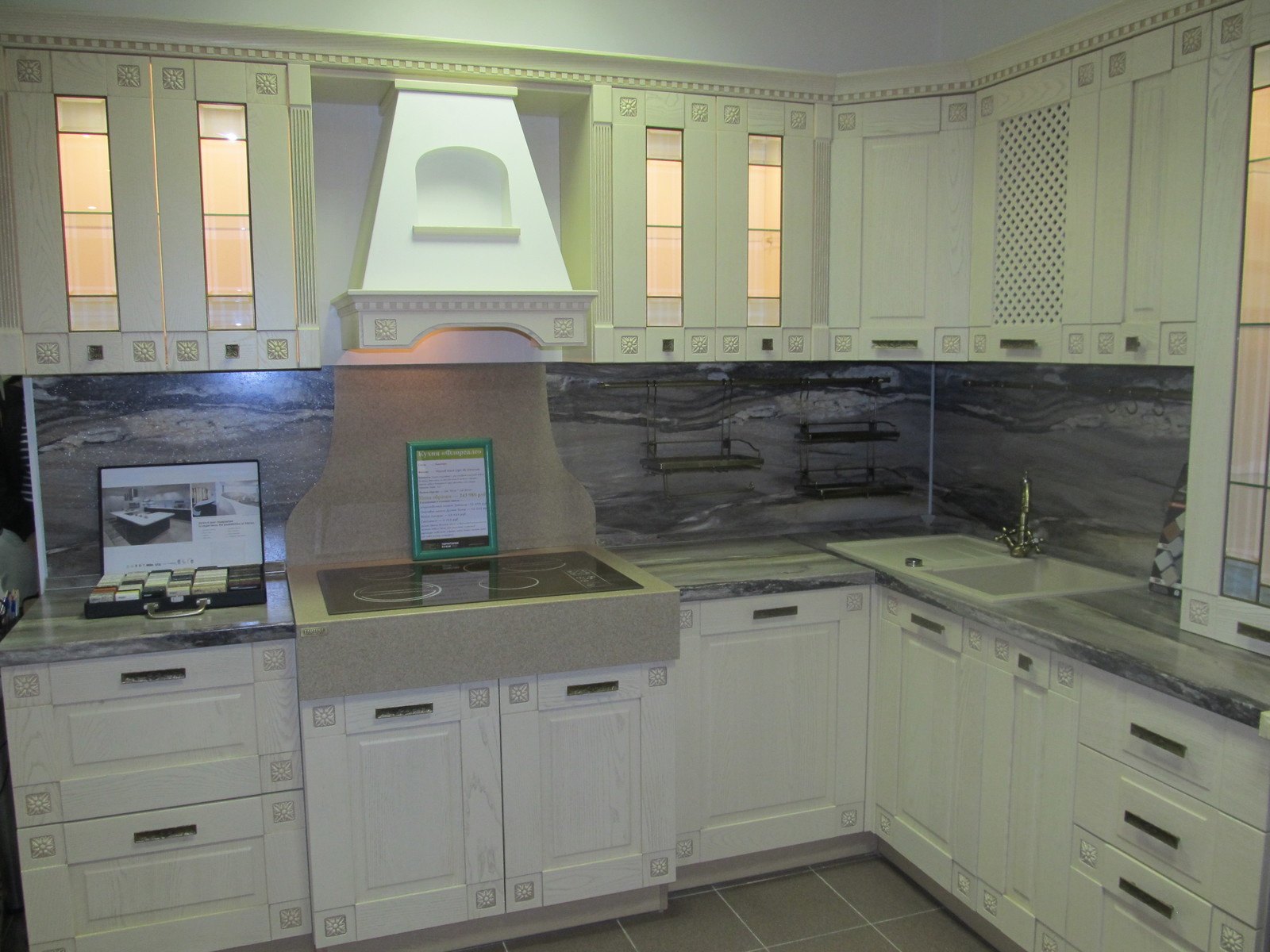 Кухня "Анже"  /  светлая