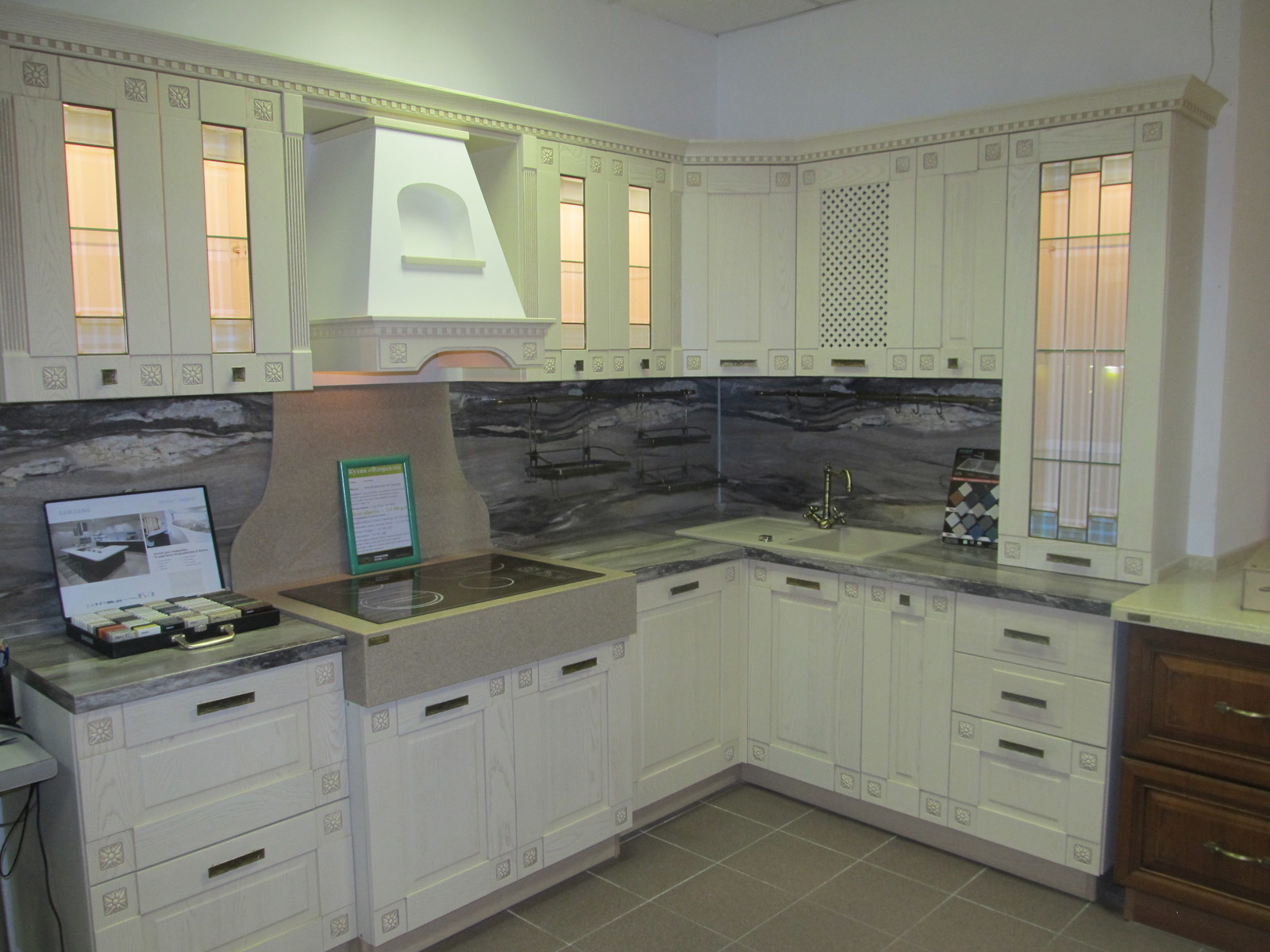 Кухня "Анже"  /  светлая