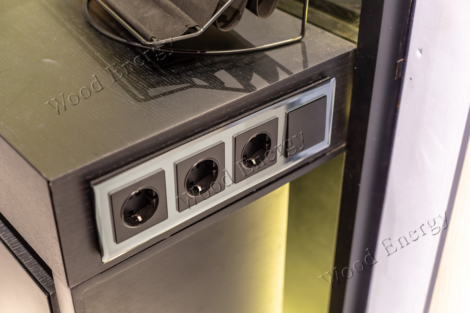 Дизайнерский стол визажиста