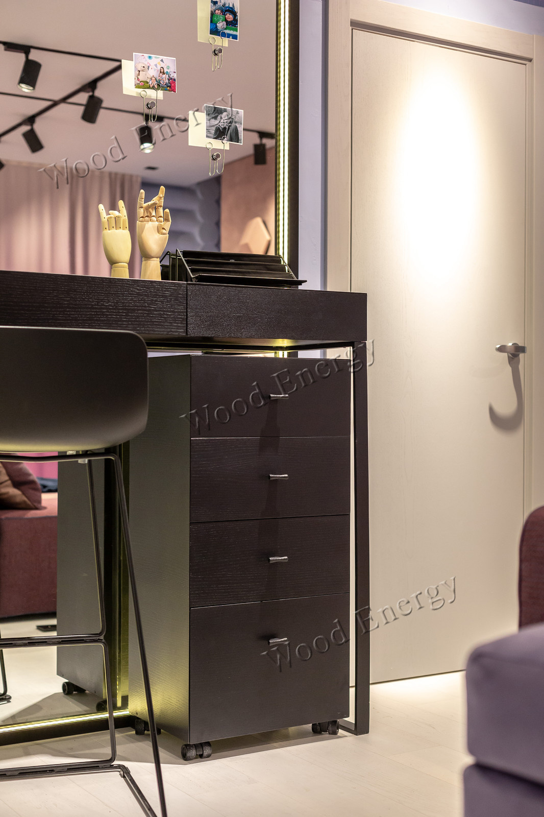 Дизайнерский стол визажиста