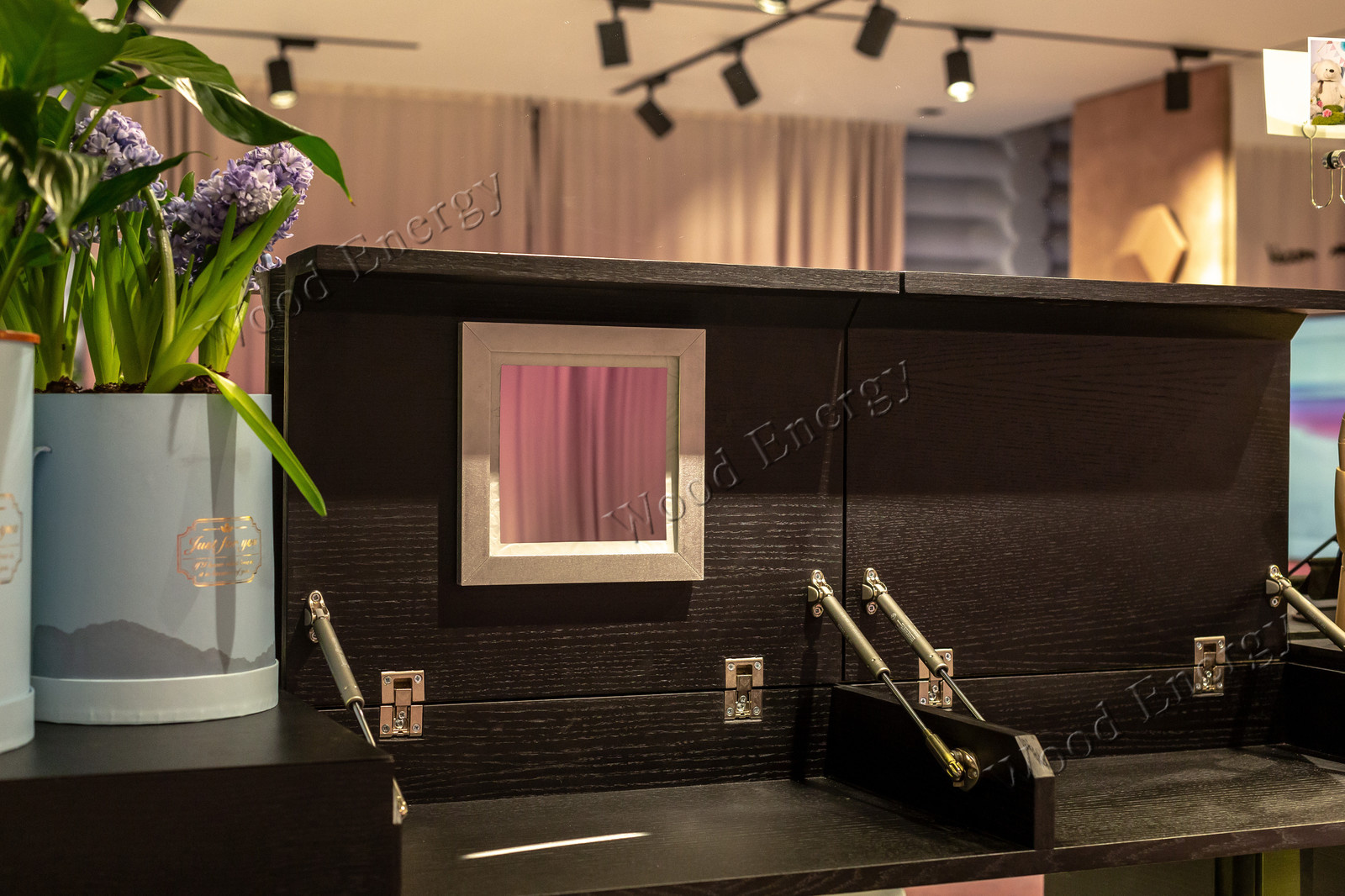 Дизайнерский стол визажиста