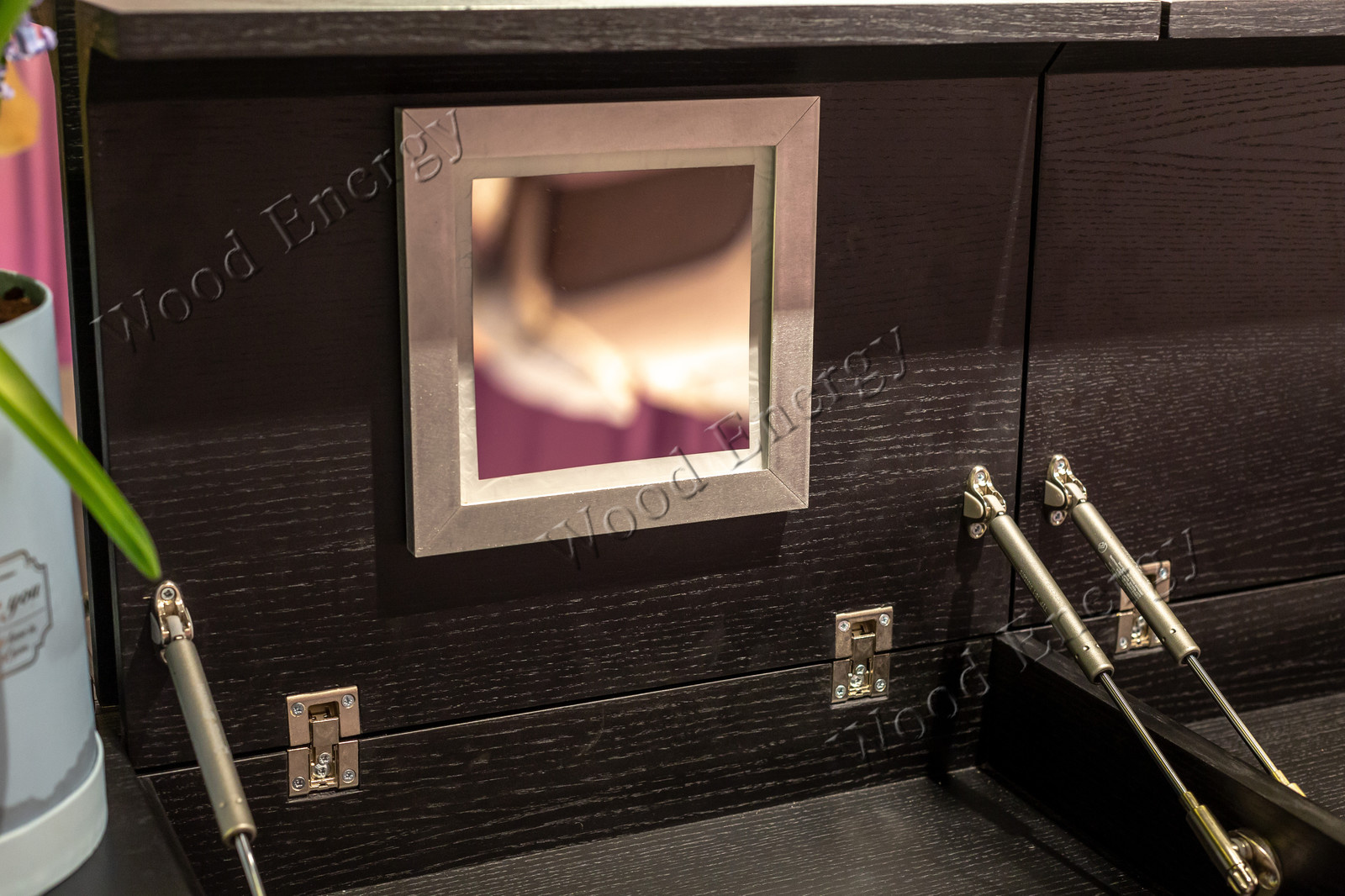 Дизайнерский стол визажиста