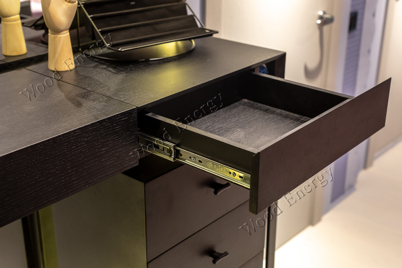 Дизайнерский стол визажиста