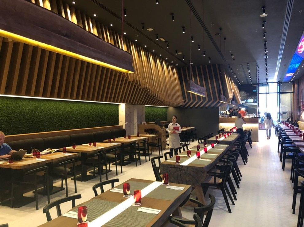 Стулья Hans в ресторане Tanuki Dubai