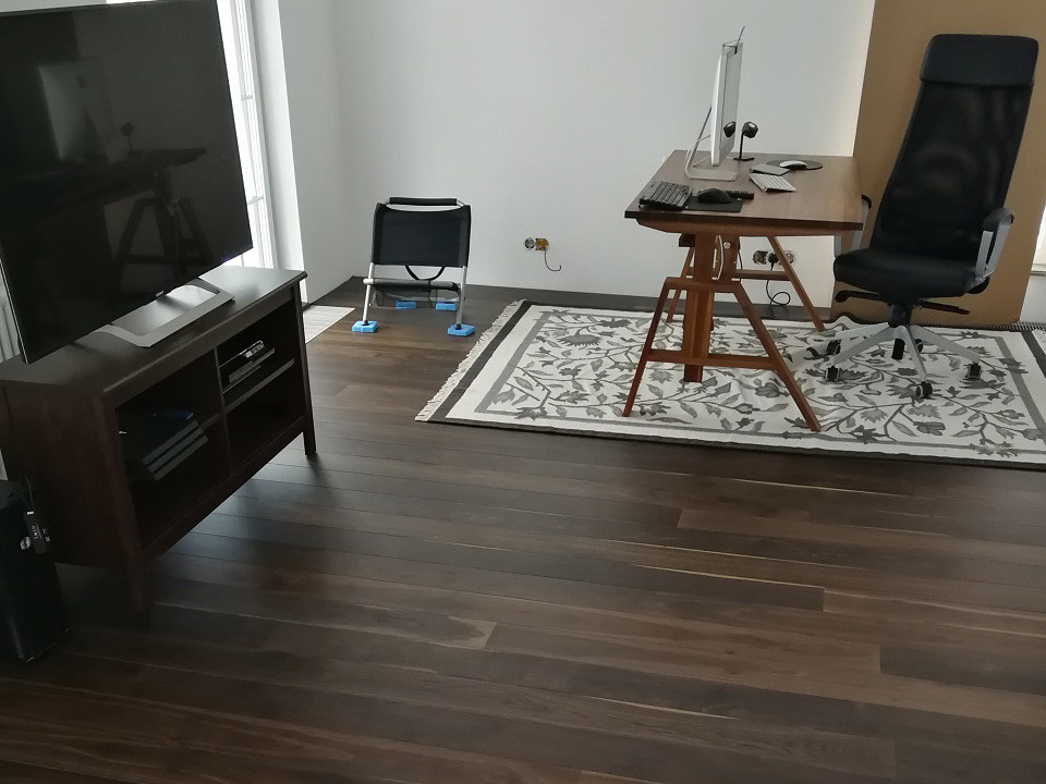 Дом в Подмосковье на полу Морёный дуб Вариация от Юнкерс