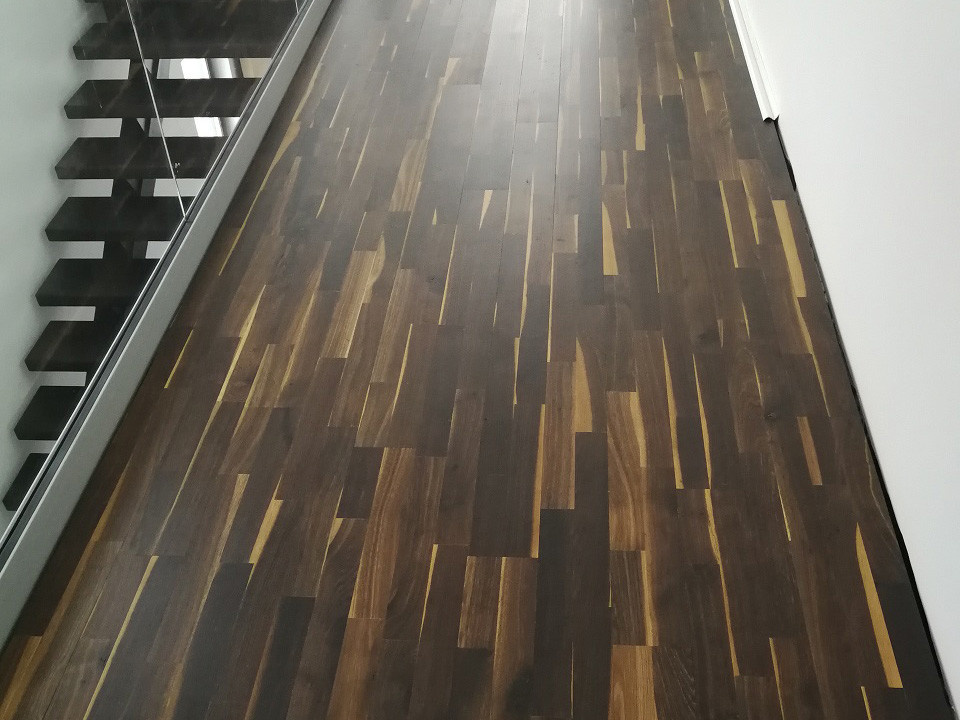 Дом в Подмосковье на полу Морёный дуб Вариация от Юнкерс