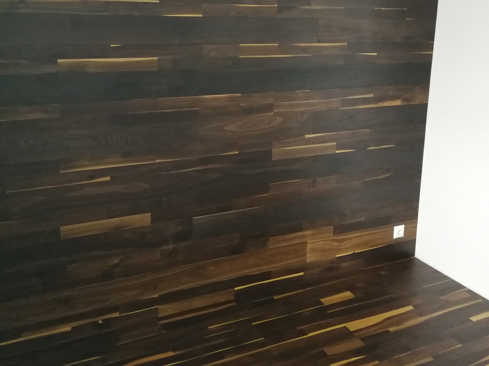 Дом в Подмосковье на полу Морёный дуб Вариация от Юнкерс