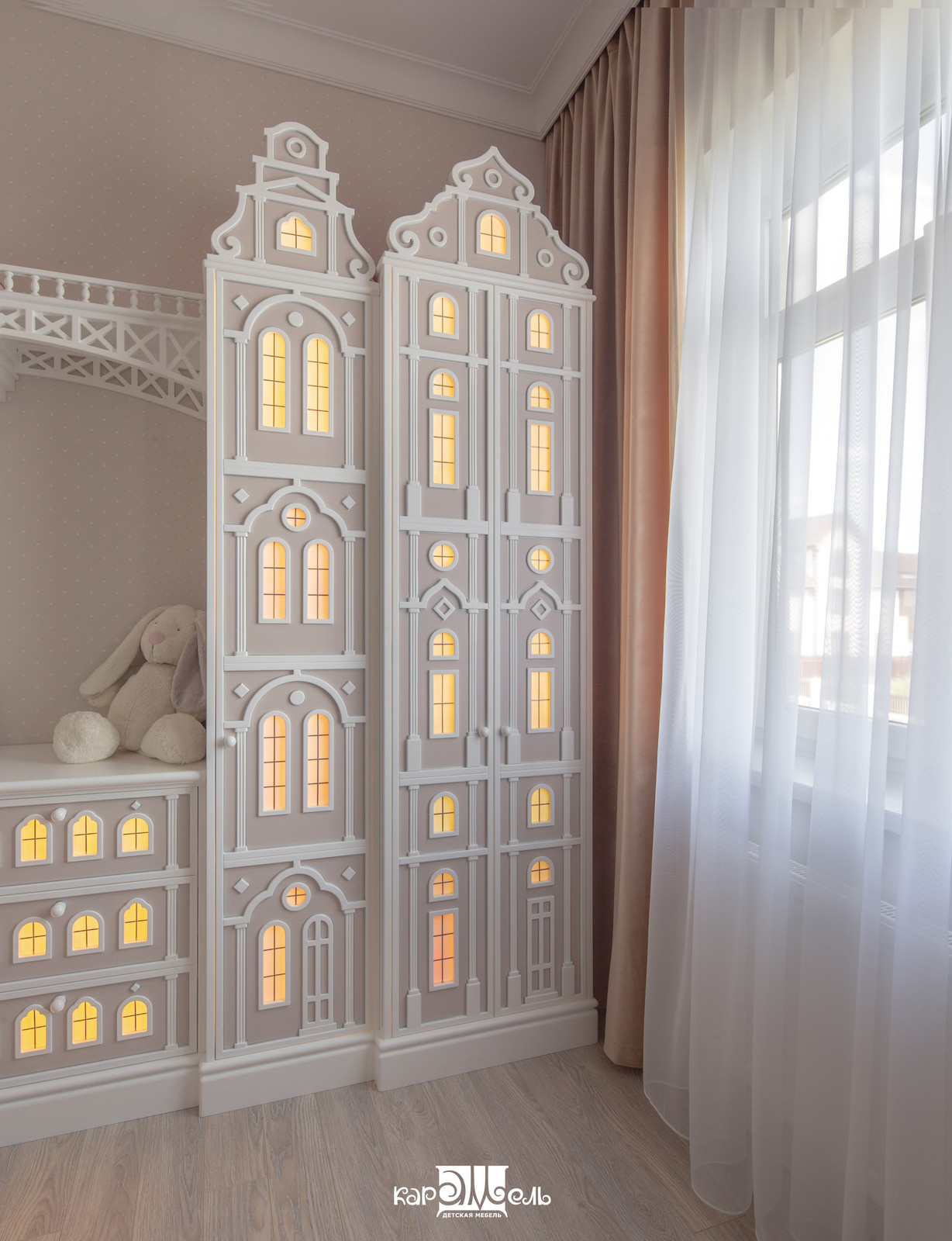 Сказочный город в комнате девочки