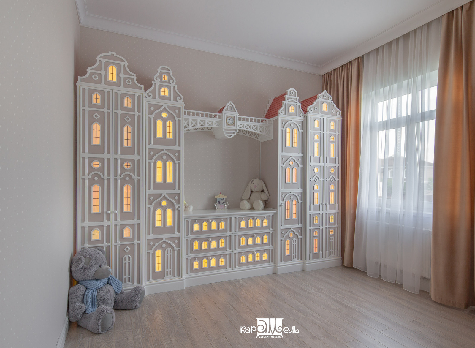 Сказочный город в комнате девочки