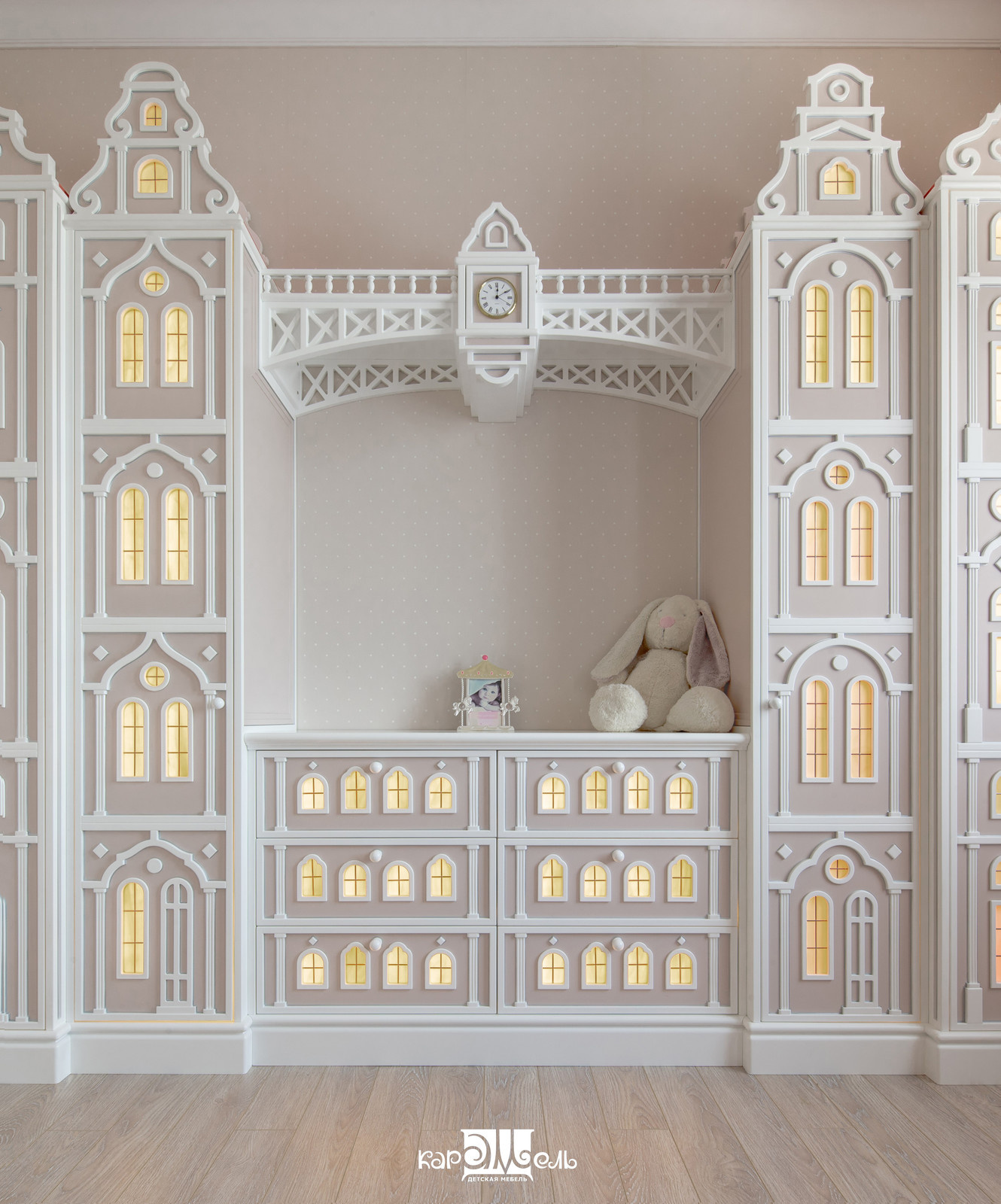 Сказочный город в комнате девочки