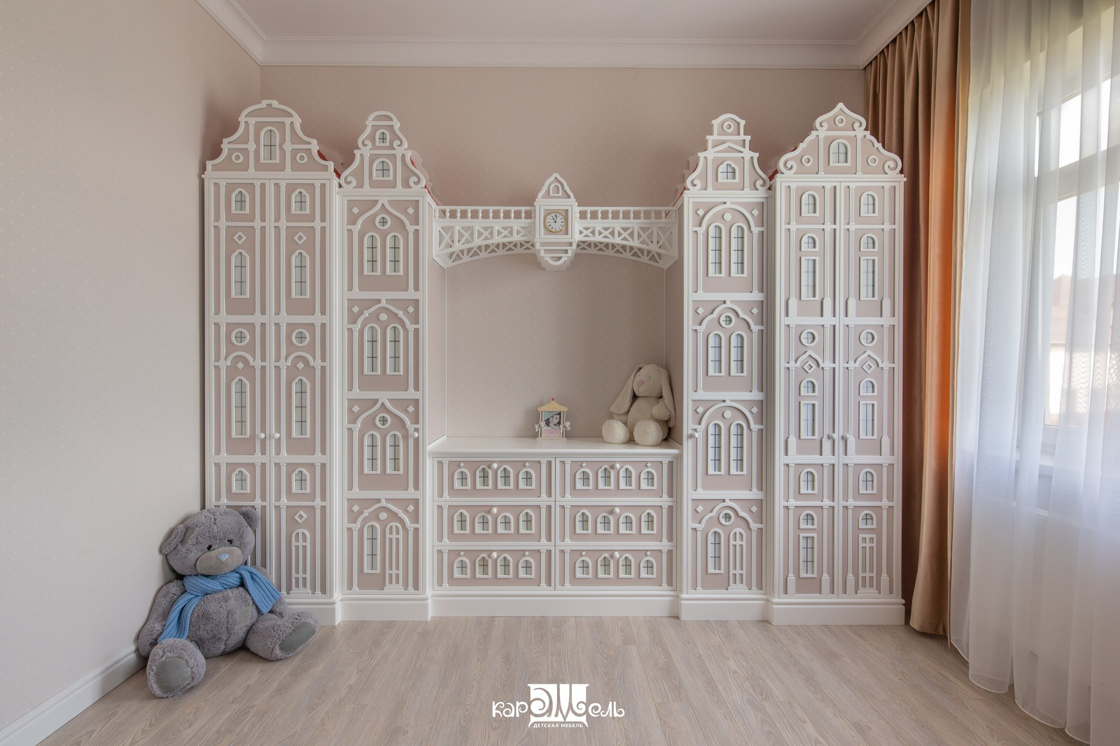 Сказочный город в комнате девочки