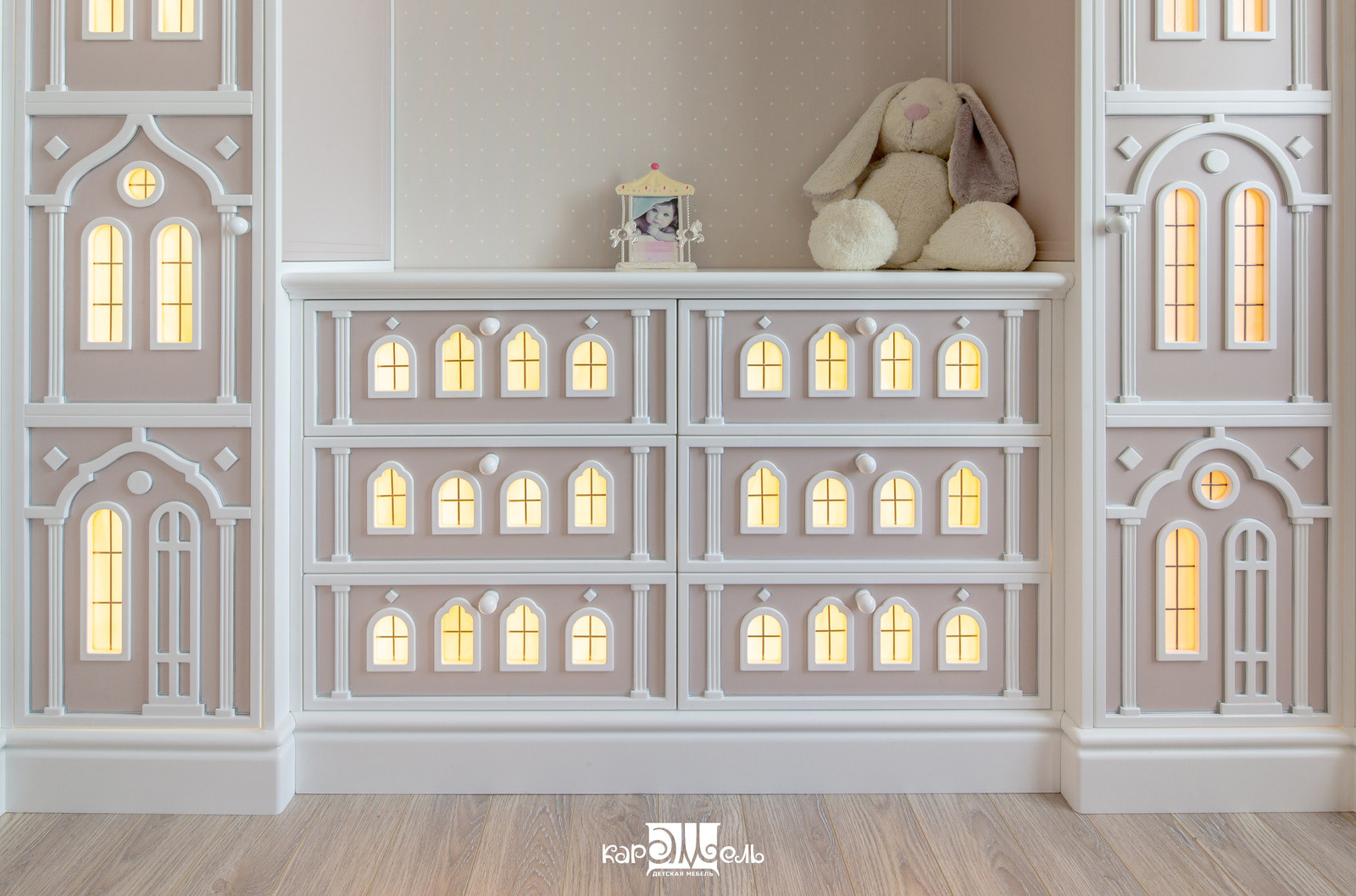 Сказочный город в комнате девочки