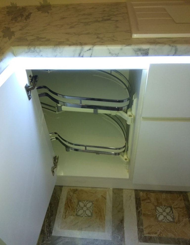 Кухонный гарнитур с декоративной подсветкой