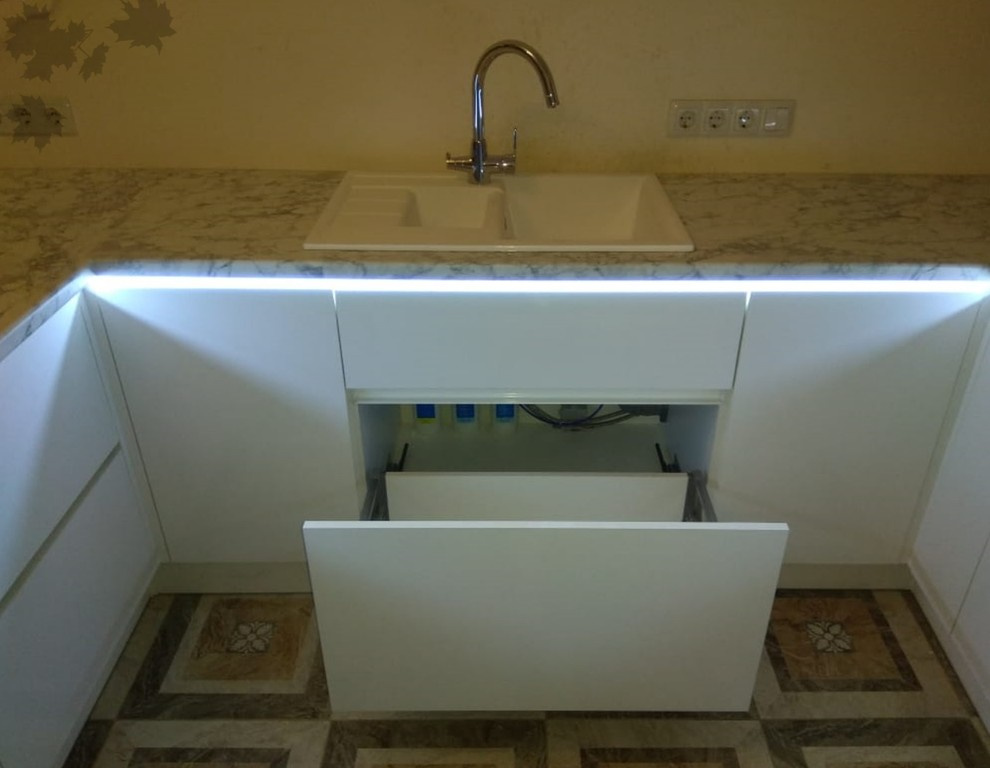 Кухонный гарнитур с декоративной подсветкой