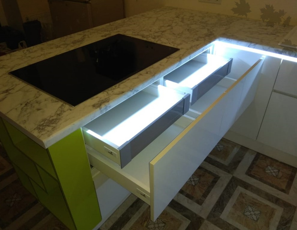Кухонный гарнитур с декоративной подсветкой