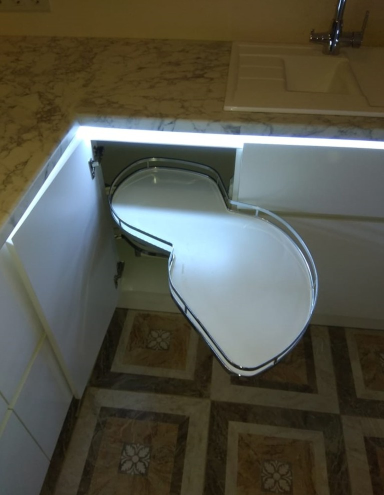 Кухонный гарнитур с декоративной подсветкой