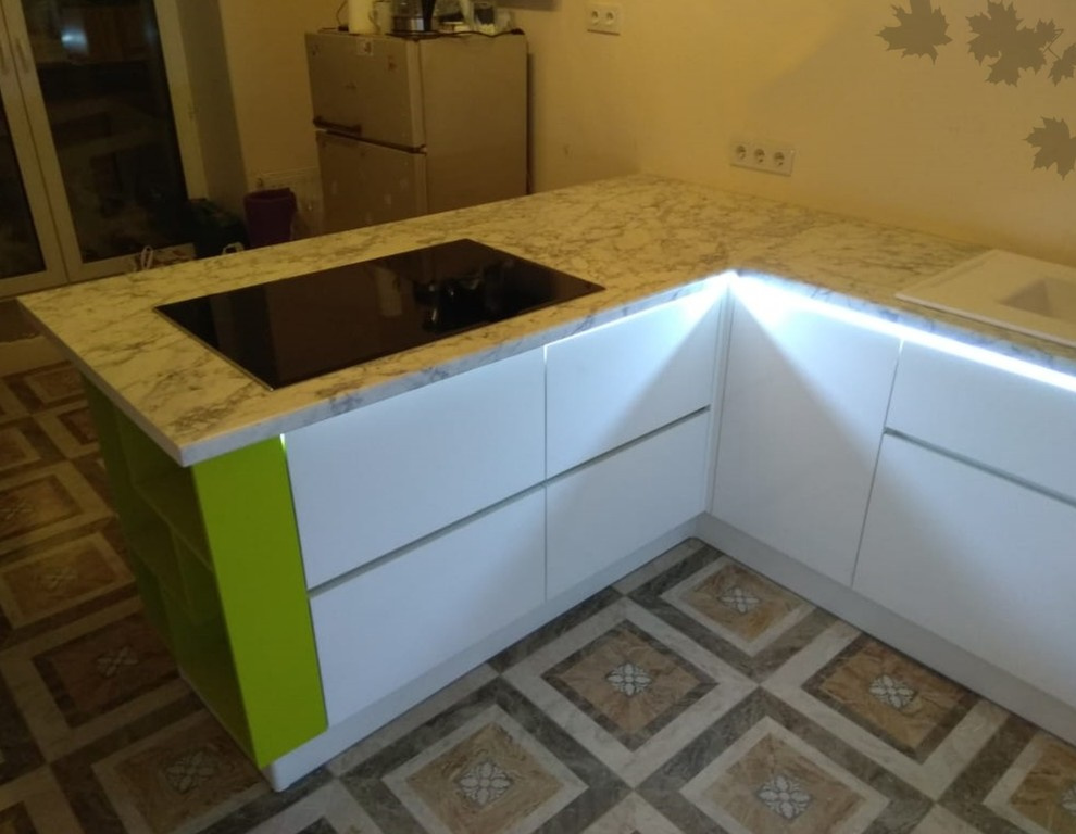 Кухонный гарнитур с декоративной подсветкой