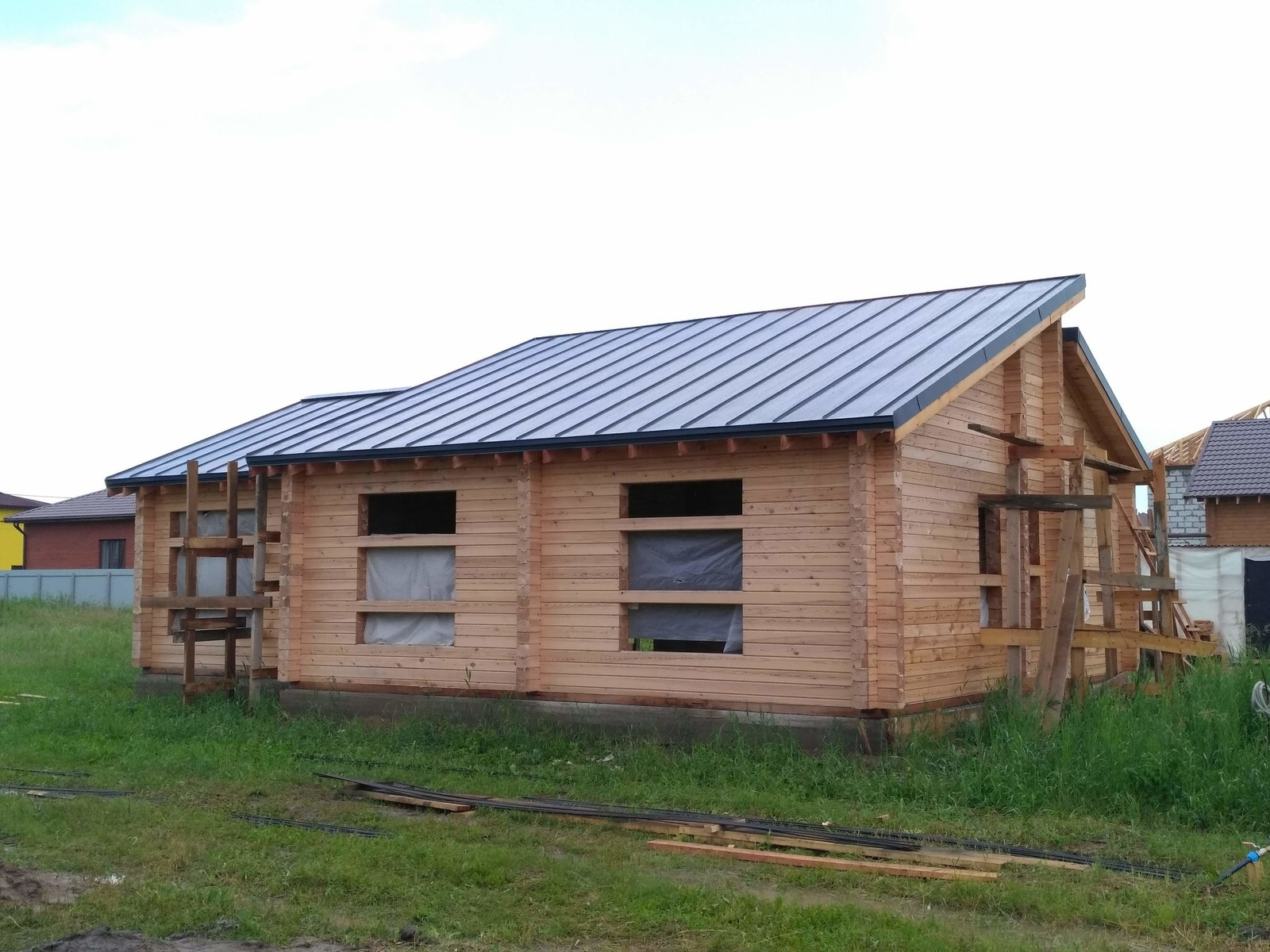 фальцевая кровля частного дома из профилированного бруса