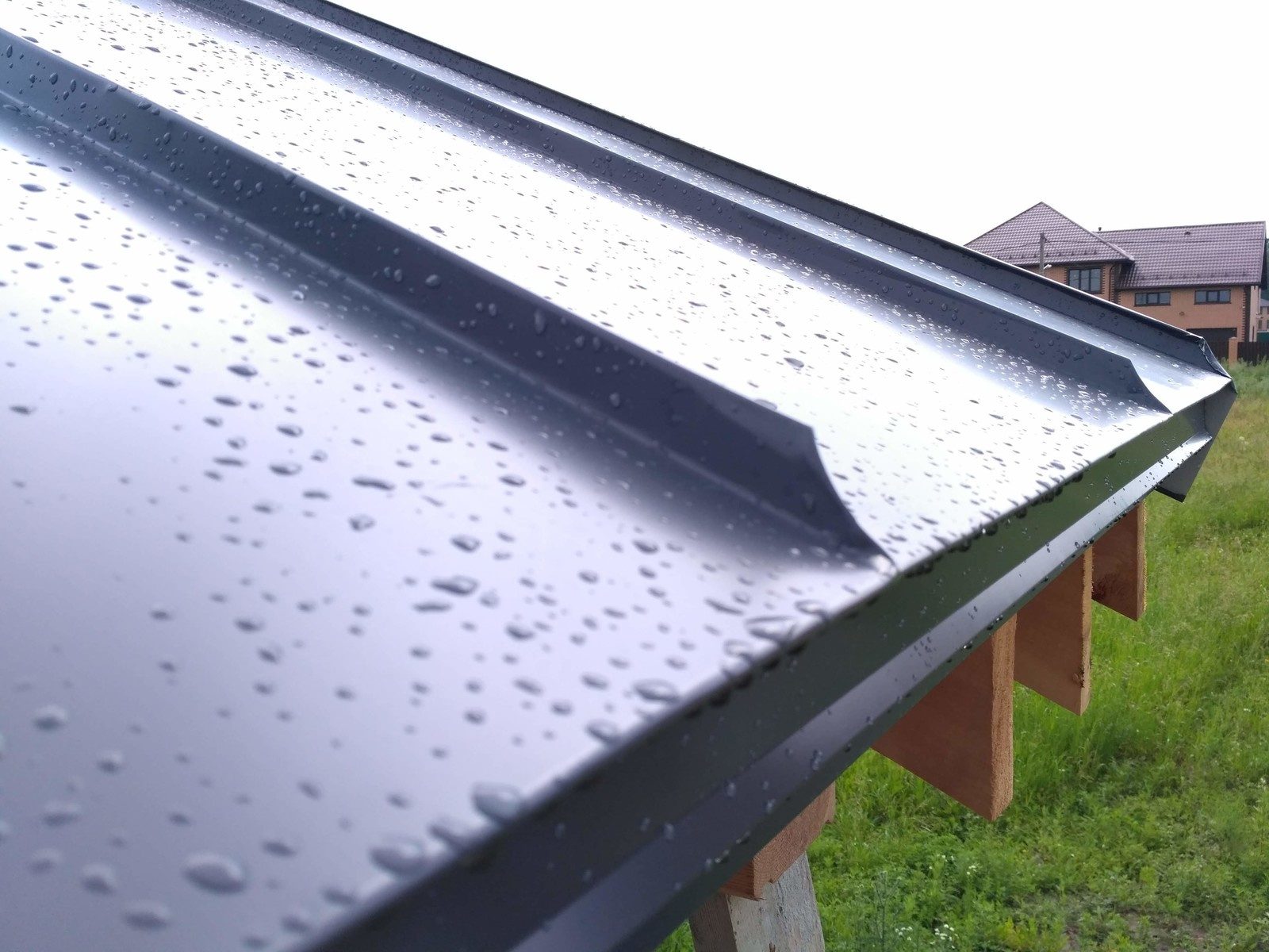 фальцевая кровля частного дома из профилированного бруса