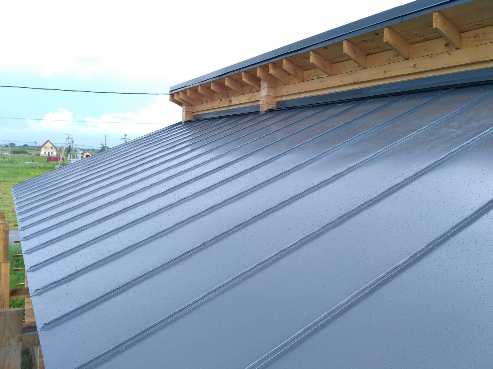 Обложка проекта: фальцевая кровля частного дома из профилированного бруса