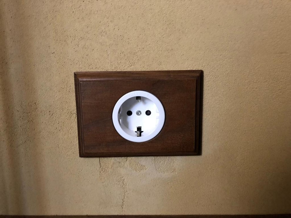 Винтажная электрика Salvador для скрытого монтажа в интерьере загородного дома.