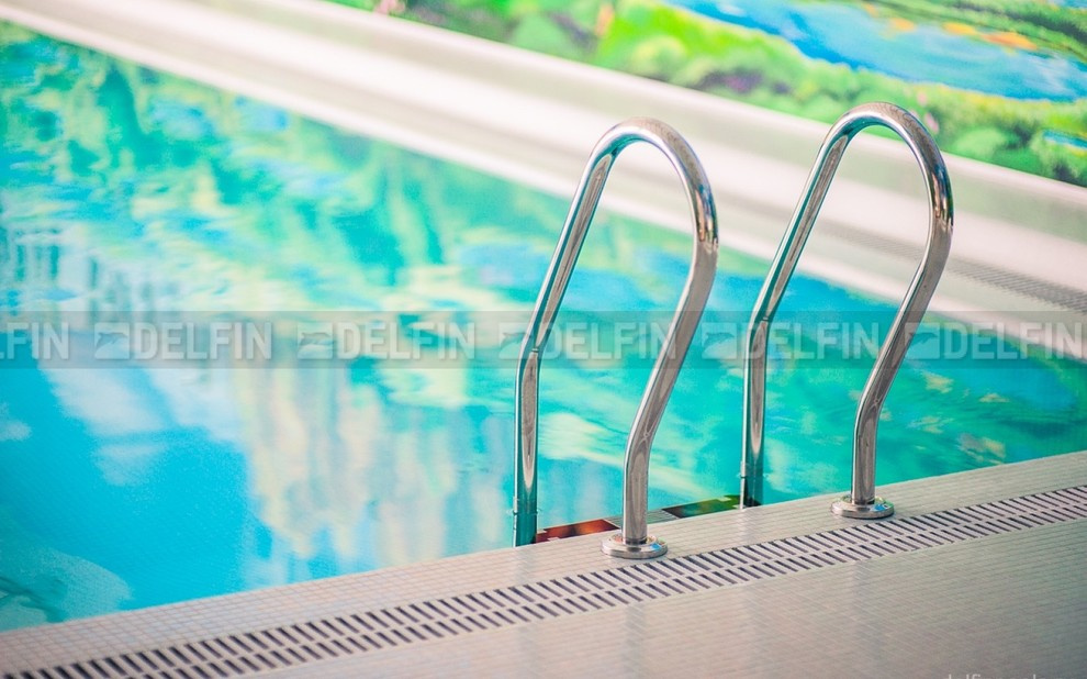 Белоснежный бассейн с диско подсветкой