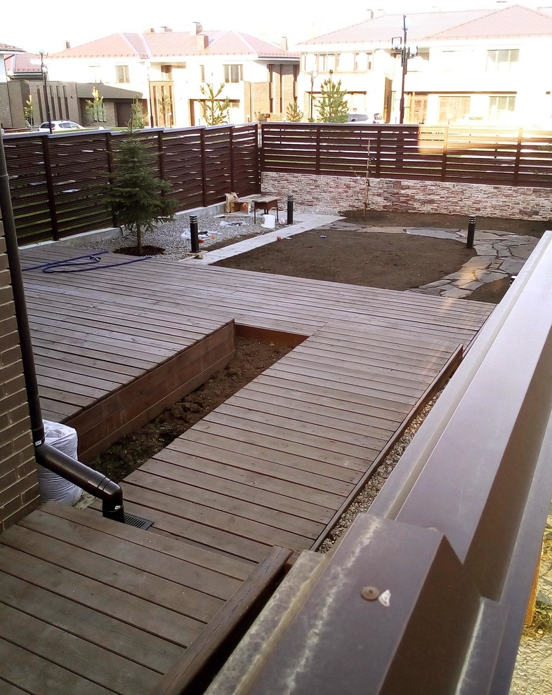 Работы по реализации проекта: выполнена терраса, мощение, начало посадки растени