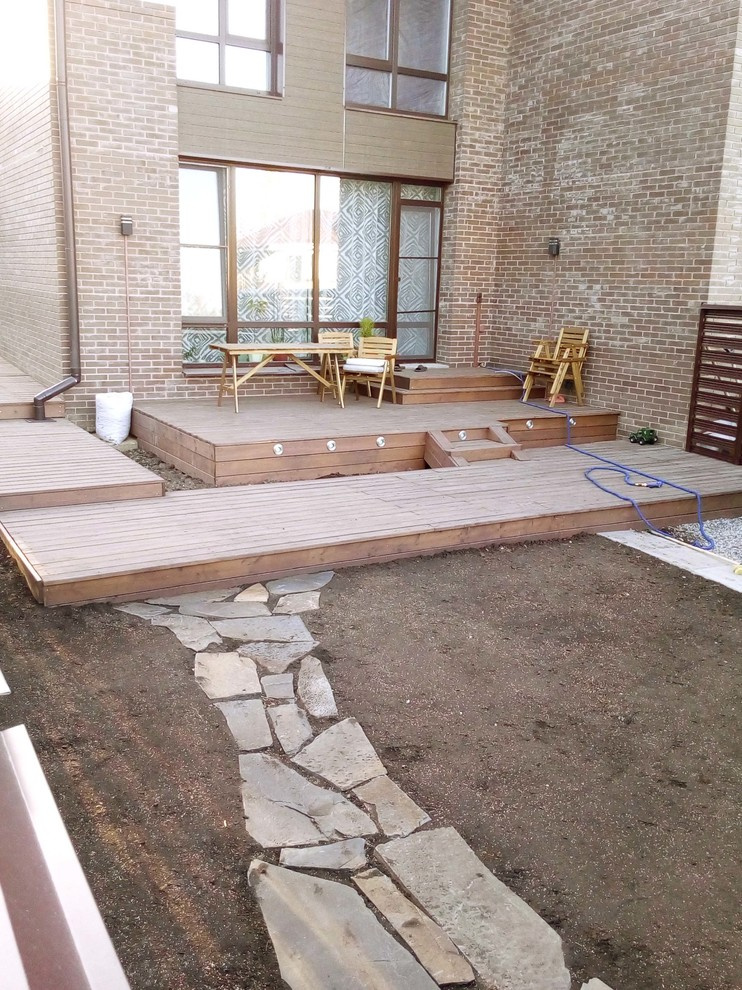 Работы по реализации проекта: выполнена терраса, мощение, начало посадки растени