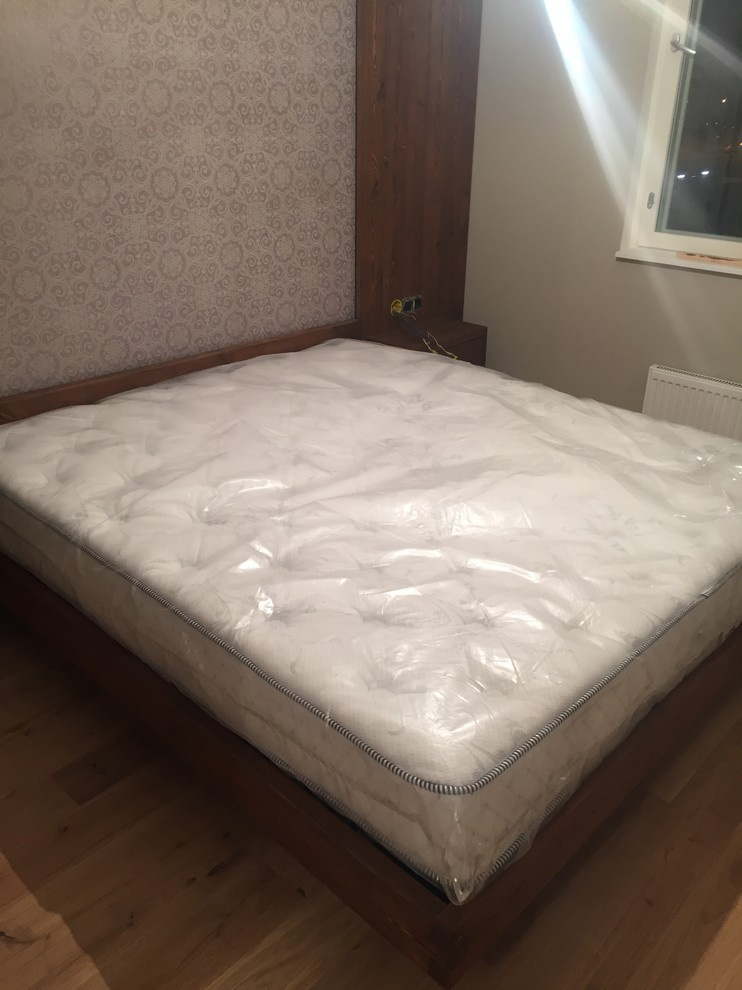 Кровать из массива лиственницы, стеновые панели