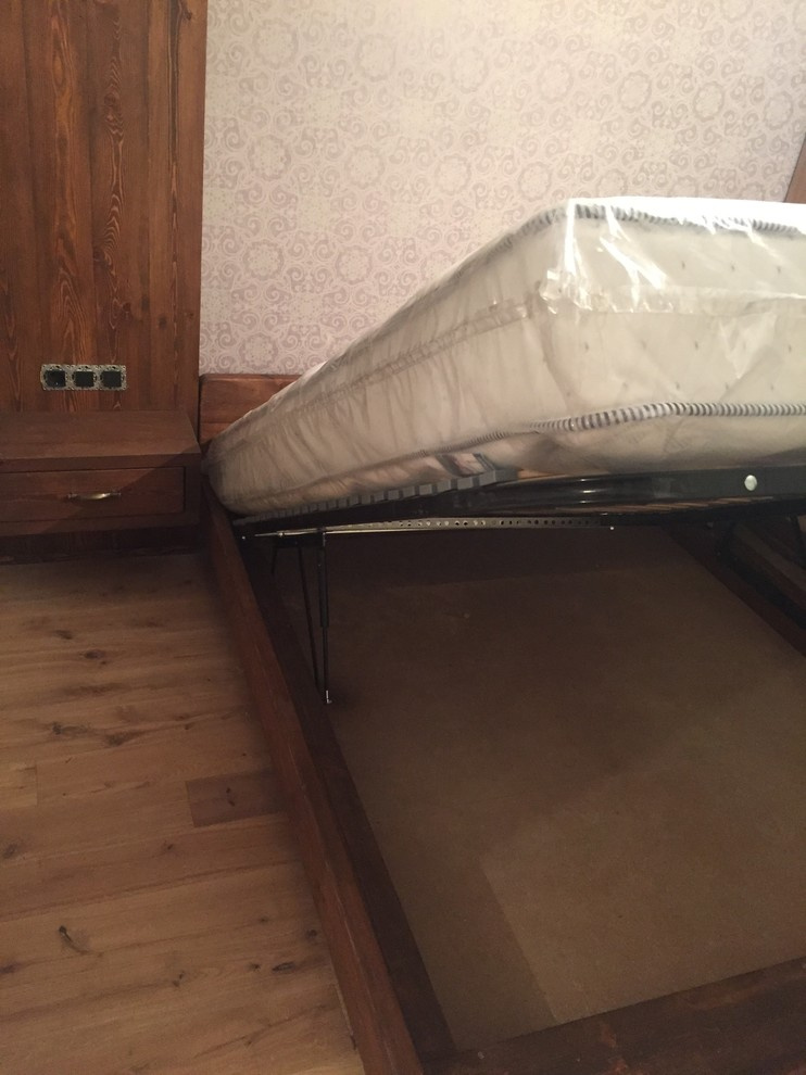 Кровать из массива лиственницы, стеновые панели