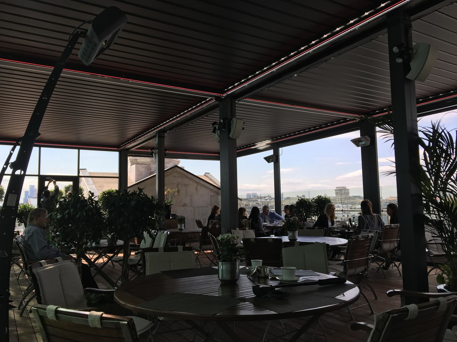 Биоклиматиеская конструкция для веранды на крыше гостницы HYATT