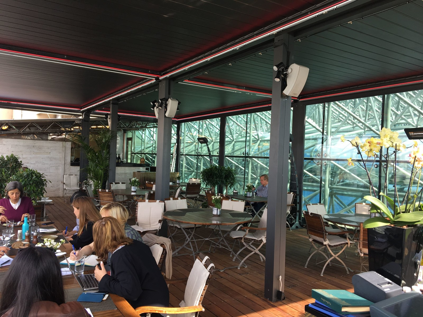 Биоклиматиеская конструкция для веранды на крыше гостницы HYATT