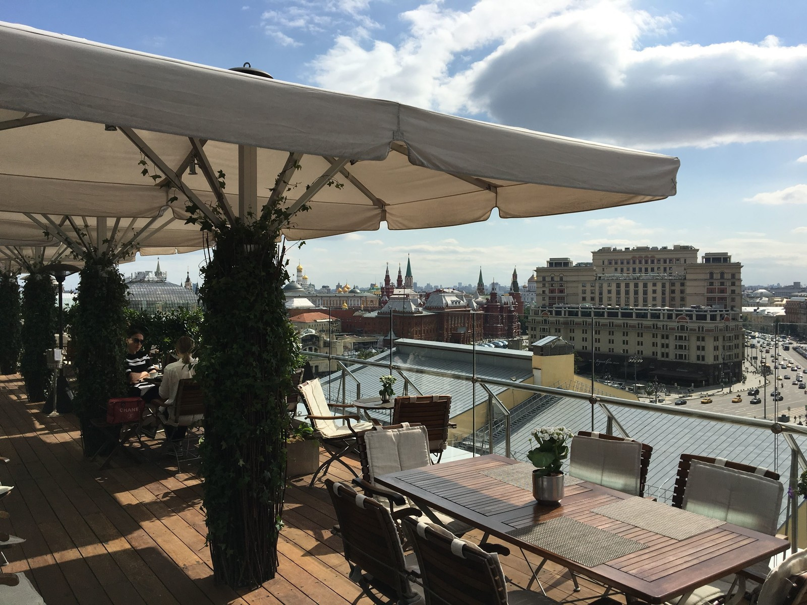 Биоклиматиеская конструкция для веранды на крыше гостницы HYATT