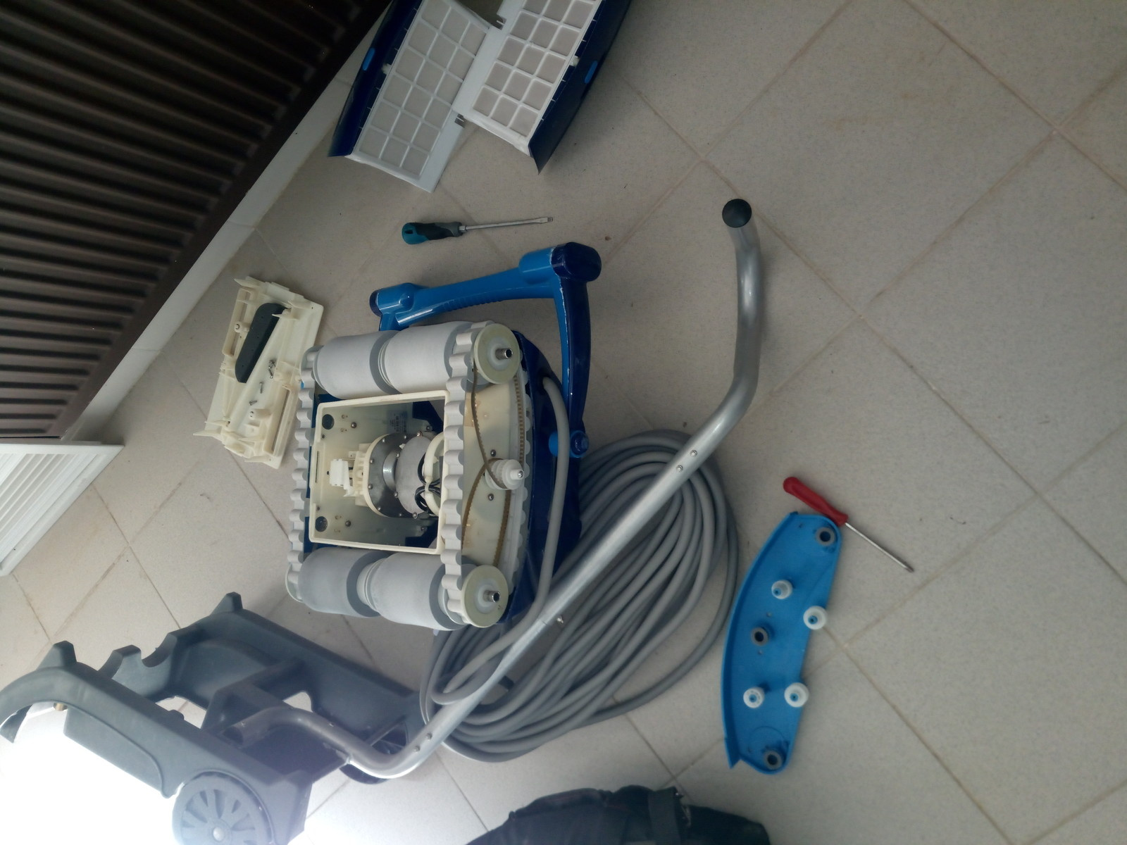 Донный очиститель тоже требует ухода