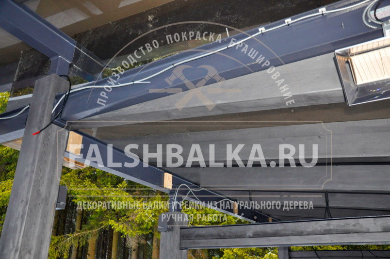 Декоративные балки из дерева в беседке