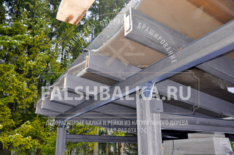 Декоративные балки из дерева в беседке